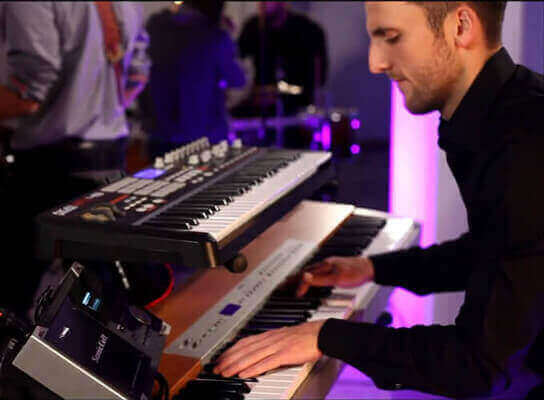 Keyboarder mit Band auf einer Hochzeit
